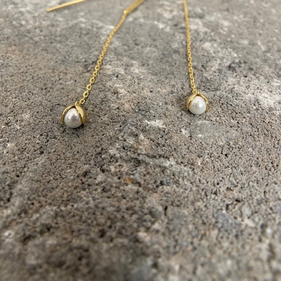 Dainty Pearl Gold Threader Earrings - Picture 4 of 4